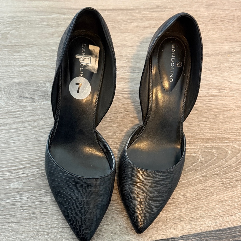 Bandolino Black Pointed Toe Heels - Picture 2 of 6